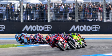 พีที กรังด์ปรีซ์ ออฟ ไทยแลนด์ ทุบสถิติผู้ชมมากที่สุด “เบซเซ็คคี” ผงาดแชมป์สนามแรก “มาร์เกซ” ยางระเบิด – ล้มโค้ง 4