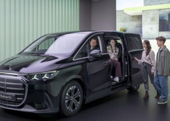 Mercedes-Benz ส่ง VLE รถตู้ EV ปะทะ จีน-ญี่ปุ่น