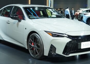 Lexus อวดโฉม ” IS Refined Rebellion” ในงาน มอเตอร์โชว์ 2006